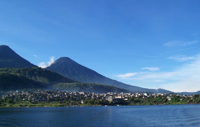 http://4.bp.blogspot.com/_luofxonygqc/s8kbmx8ctei/aaaaaaaabq4/upbd-wsyjem/s1600/view+to+santiago+atitlan.jpg