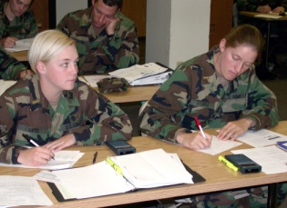 http://www.tradoc.army.mil/pao/viwebpage/trngphotos/classroominstruct/images/lwoodz018.jpg