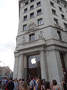 https://upload.wikimedia.org/wikipedia/commons/thumb/b/b3/apple_store%2c_barcelona_-_0001.jpg/135px-apple_store%2c_barcelona_-_0001.jpg