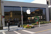 https://upload.wikimedia.org/wikipedia/commons/thumb/8/85/apple_store_yonkers%2c_ny_january_8%2c_2013.jpg/220px-apple_store_yonkers%2c_ny_january_8%2c_2013.jpg