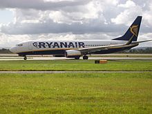 https://upload.wikimedia.org/wikipedia/commons/thumb/a/af/ryanair_boeing_737-800_at_manchester_international_airport.jpg/220px-ryanair_boeing_737-800_at_manchester_international_airport.jpg