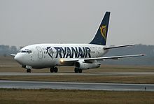 https://upload.wikimedia.org/wikipedia/commons/thumb/d/df/ryanair_737-200_ei-cks.jpg/220px-ryanair_737-200_ei-cks.jpg