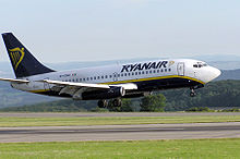 https://upload.wikimedia.org/wikipedia/commons/thumb/9/90/ryanair.b737-200.ei-cnv.bristol.arp.jpg/220px-ryanair.b737-200.ei-cnv.bristol.arp.jpg