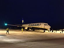 https://upload.wikimedia.org/wikipedia/commons/thumb/9/90/ryanair_boeing_737-800_at_rygge_airport.jpg/220px-ryanair_boeing_737-800_at_rygge_airport.jpg