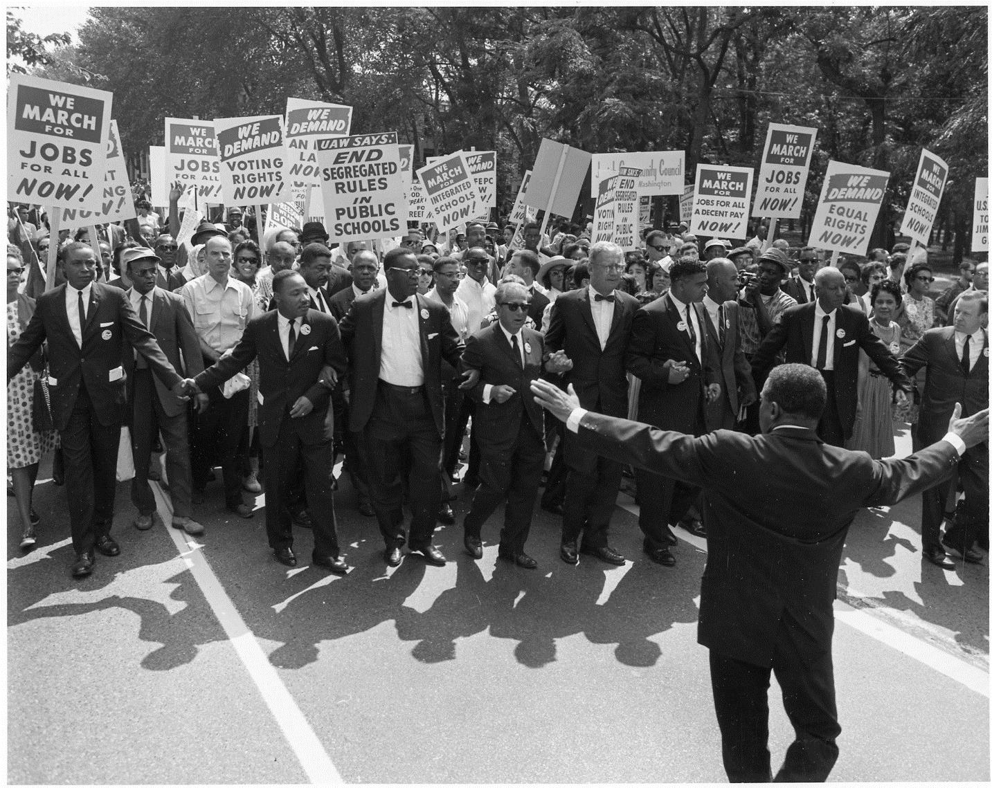 c:\users\appelbauml\dropbox (smithsonian)\american spaces phase 4\content and programming\civil society certifications\1 - photo\iip photo archive leading the march.jpg