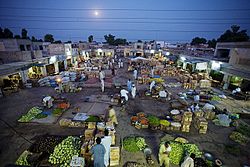 http://upload.wikimedia.org/wikipedia/en/thumb/a/a0/layyah_fruit_vegetable_market.jpg/250px-layyah_fruit_vegetable_market.jpg