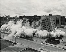 https://upload.wikimedia.org/wikipedia/commons/thumb/1/1b/pruitt-igoe-collapses.jpg/220px-pruitt-igoe-collapses.jpg