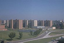 https://upload.wikimedia.org/wikipedia/commons/thumb/6/6f/pruitt-igoe-overview.jpg/220px-pruitt-igoe-overview.jpg