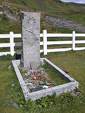 http://upload.wikimedia.org/wikipedia/commons/thumb/f/f4/shackleton_grave_southgeorgia.jpg/170px-shackleton_grave_southgeorgia.jpg