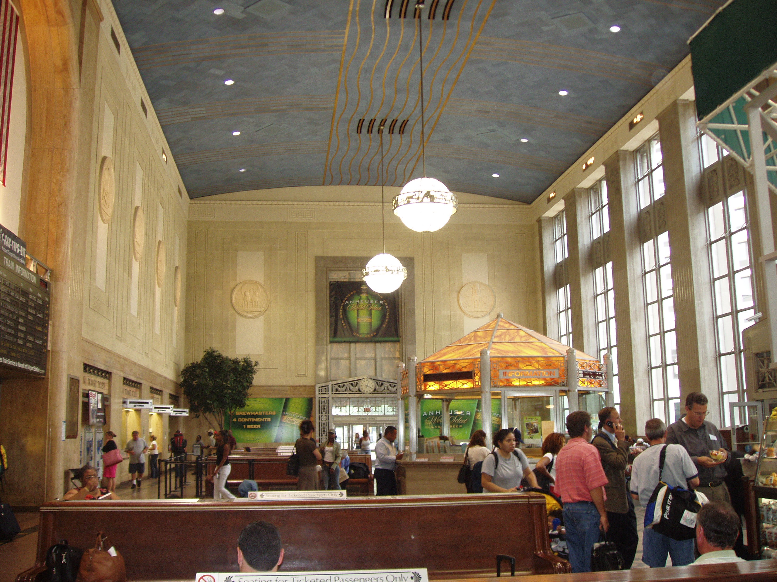 https://upload.wikimedia.org/wikipedia/commons/b/b7/newark_pennsylvania_station_interior.jpg
