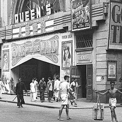 http://upload.wikimedia.org/wikipedia/commons/thumb/7/7c/queen%27s_theatre_1941.jpg/250px-queen%27s_theatre_1941.jpg