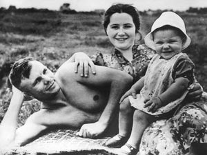 gagarin with his wife valentina and daughter yelena in june 1960