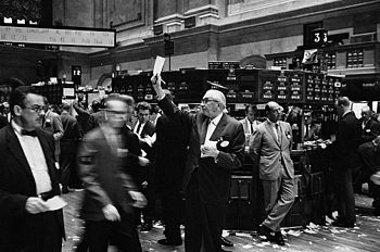 http://upload.wikimedia.org/wikipedia/commons/thumb/e/ea/ny_stock_exchange_traders_floor_lc-u9-10548-6.jpg/350px-ny_stock_exchange_traders_floor_lc-u9-10548-6.jpg