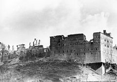 https://upload.wikimedia.org/wikipedia/commons/thumb/5/53/bundesarchiv_bild_146-2005-0004%2c_italien%2c_monte_cassino.jpg/240px-bundesarchiv_bild_146-2005-0004%2c_italien%2c_monte_cassino.jpg