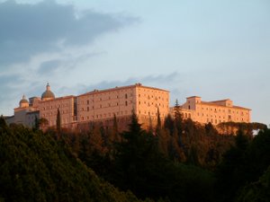 https://upload.wikimedia.org/wikipedia/commons/thumb/c/c3/monte_cassino_opactwo_1.jpg/300px-monte_cassino_opactwo_1.jpg