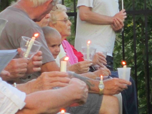http://www.spiritof45.org/site/wp-content/uploads/2011/08/public-hold-candles-to-honor-those-who-gave-their-all3-500x375.jpg