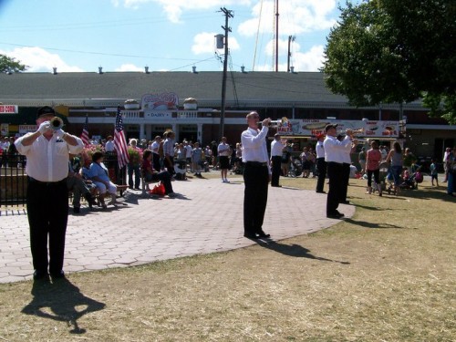 http://www.spiritof45.org/site/wp-content/uploads/2011/08/buglers-play-echo-taps-during-wisconsin-state-fair--500x375.jpg