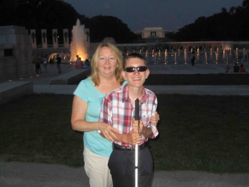 http://www.spiritof45.org/site/wp-content/uploads/2011/08/08142011-aieline-and-timmy-at-wwii-memorial-2-500x375.jpg