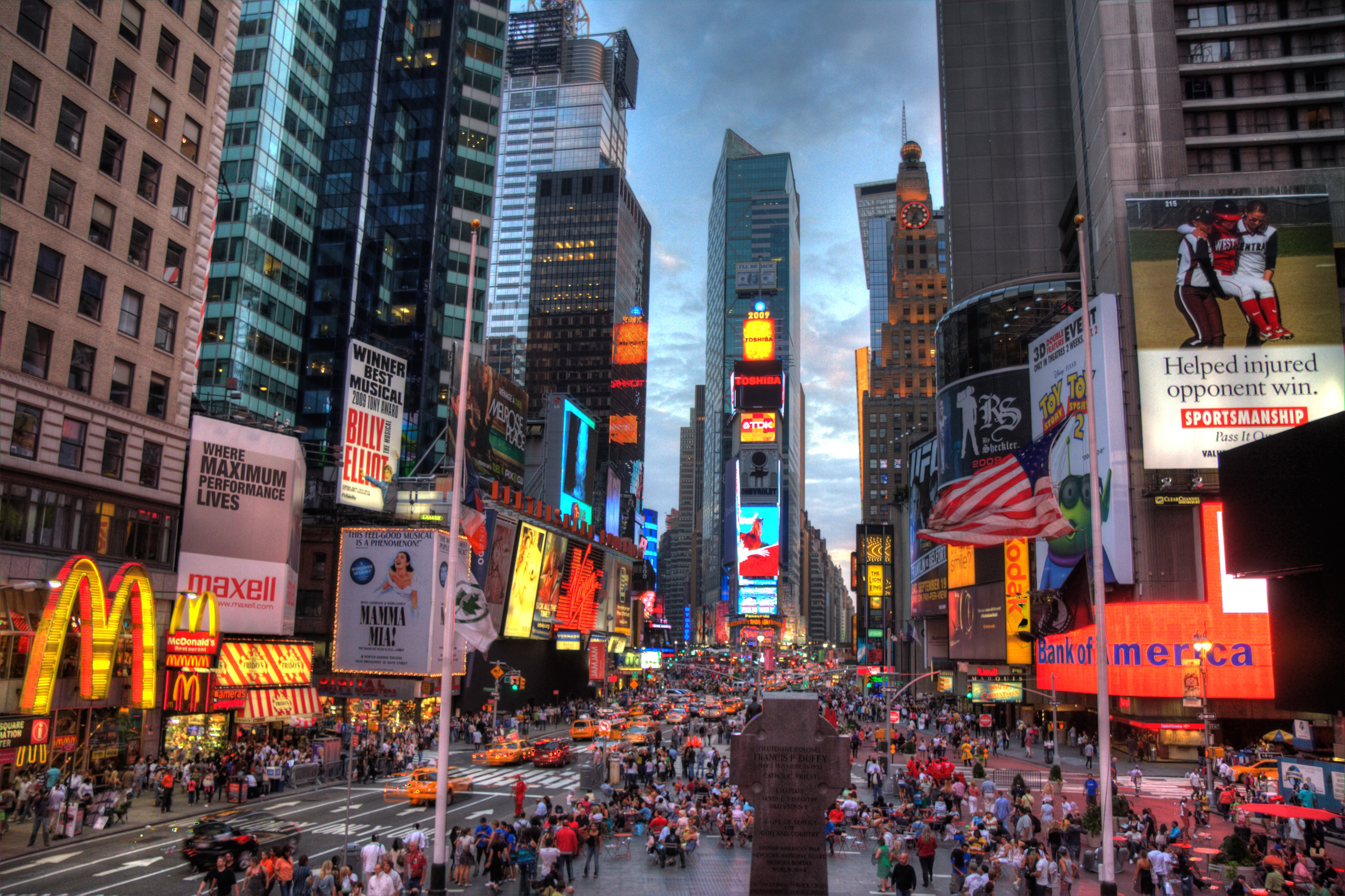 http://upload.wikimedia.org/wikipedia/commons/4/47/new_york_times_square-terabass.jpg