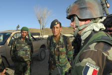 http://www.defense.gouv.fr/var/dicod/storage/images/base-de-medias/images/ema/afghanistan/operations/omlt/briefing-avant-une-patrouille-a-pied/226812-1-fre-fr/briefing-avant-une-patrouille-a-pied_article_demi_colonne.jpg