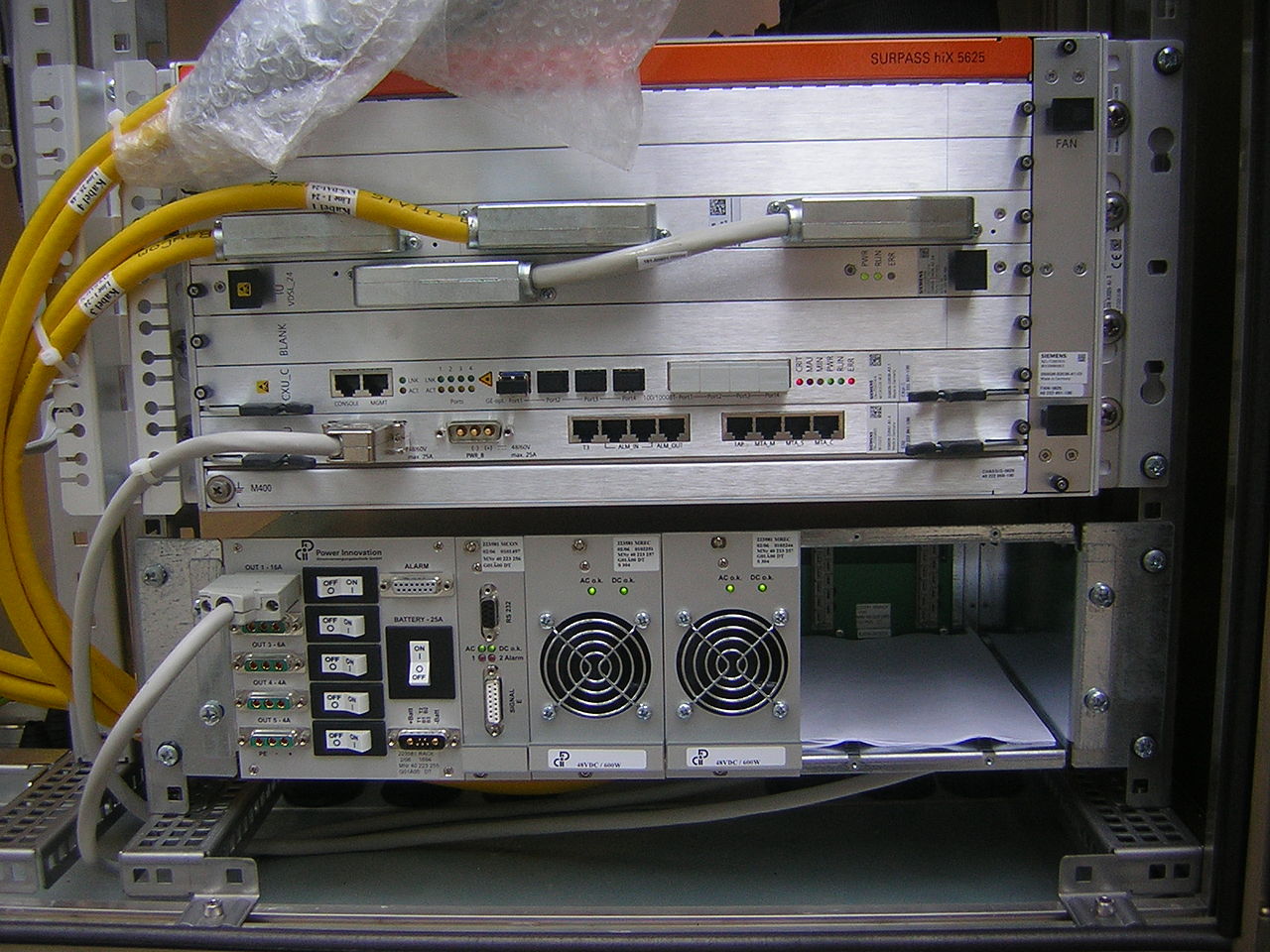 http://upload.wikimedia.org/wikipedia/commons/thumb/a/a3/outdoor_dslam.jpg/1280px-outdoor_dslam.jpg