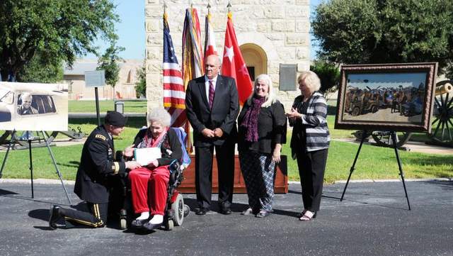 aileen gunn, the widow of retired air force col. james gunn iii, receives a silver star from lt. gen. perry wiggins, commanding general of u.s. army north (fifth army) at a ceremony with family in texas.