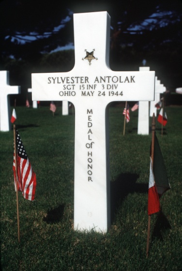 http://upload.wikimedia.org/wikipedia/commons/0/03/antolak_grave.jpeg