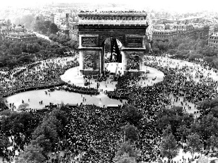 this is an aerial view of the arc de triomphe in paris