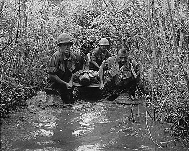 vietnam-25-soldiers carry wounded