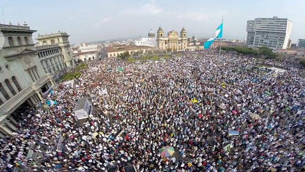 https://d34nnaerbmnfhr.cloudfront.net/wp-content/uploads/2015/06/1434740523_manifestacion_contra_la_corrupcion_en_plaza_de_la_constitucion_foto_afp_5.jpg