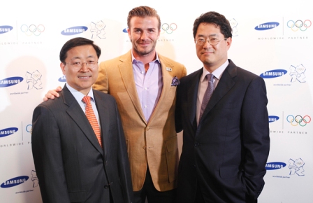 http://www.gadget.co.za/imagelib/homepage/worldcup/beckham_with_samsung_representatives.jpg