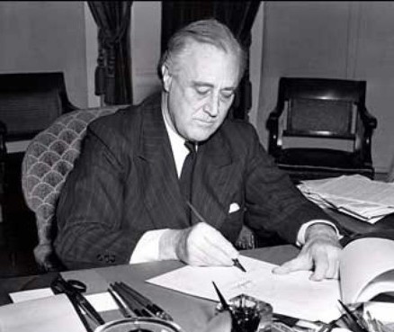 https://upload.wikimedia.org/wikipedia/commons/8/8d/president_franklin_d._roosevelt-1941.jpg