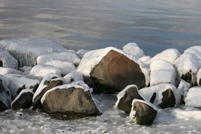 frozen+river+rocks