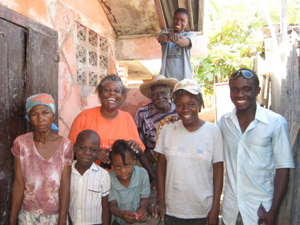 https://photos.travelblog.org/photos/74019/470932/f/4706971-happy_haitian_family-0.jpg