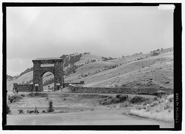 c:\users\linda\documents\2014\loc\national parks pd\yellowstone np\park arch in gardiner mt.jpg
