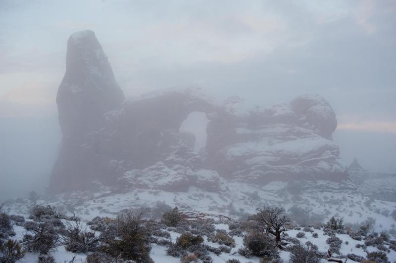 c:\users\linda\documents\2014\loc\national parks pd\arches np\foggy morning at turret arch.jpg