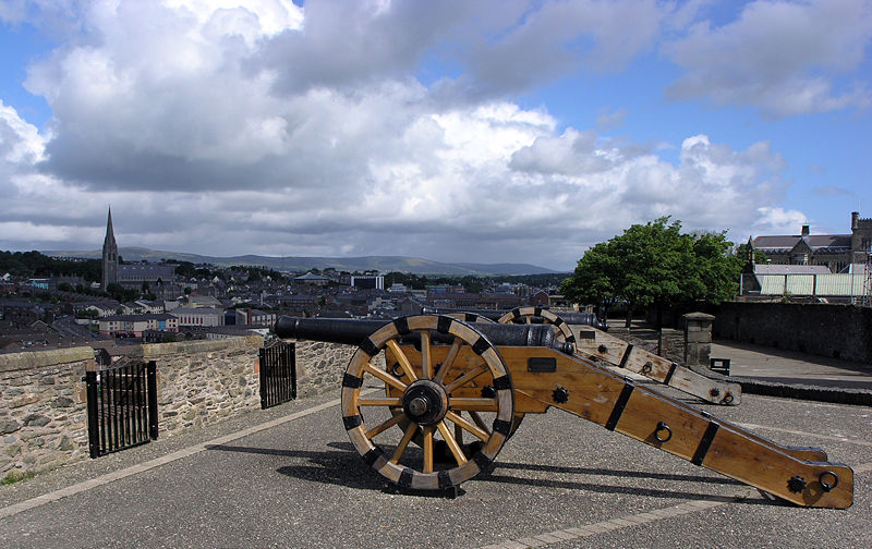 file:cannon on derry city walls smc 2007.jpg