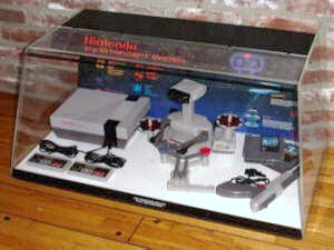 http://www.videogameconsolelibrary.com/images/1980s/83_nintendo_famicom/nintendo_nes_m9-display_deluxe_rob_small1.jpg