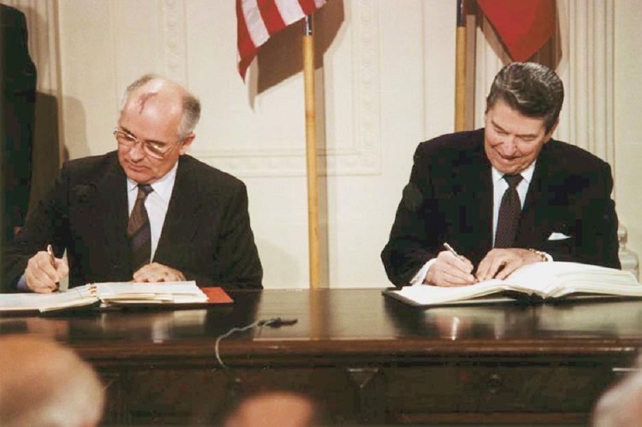 http://02varvara.files.wordpress.com/2008/08/reagan_and_gorbachev_signing-inf-treaty-1987.jpg