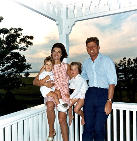 http://upload.wikimedia.org/wikipedia/commons/f/f8/jfk_and_family_in_hyannis_port%2c_04_august_1962.jpg