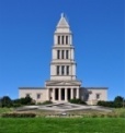 http://upload.wikimedia.org/wikipedia/commons/8/87/front_view_of_george_washington_masonic_national_memorial.jpg